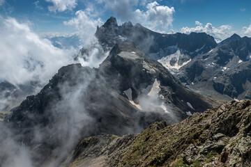Fototapeta na wymiar Vue sur le Grand Pic de Belledonne depuis le Rocher de l ' Homme ,,Paysage de la chaîne de Belledonne en été ,Isère , Alpes .