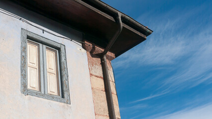 Ventana cerrada en casa rural