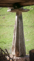 Columna de madera de granero