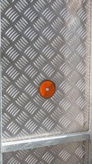 Reflector naranja circular en chapa de metal