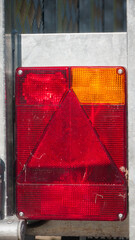 Panel de reflectores dicroicos rojo y naranja con forma de triángulo y cuadrado