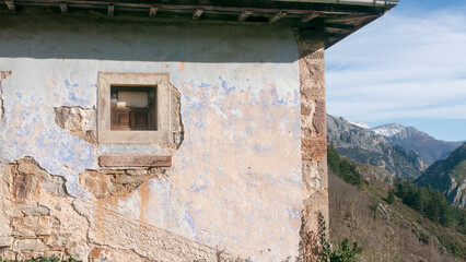 Fototapeta na wymiar Ventana de casa rural abandonada en montaña
