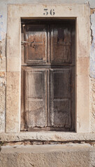 Puerta de madera en casa rural deteriorada