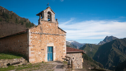 Fototapeta na wymiar Pequeña iglesia medieval en pueblo de montaña