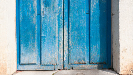 Puerta de mádera rústica pintada de azul