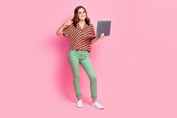 Full body length photo of professional online courses teacher girl wear vintage shirt thumb up enjoy remote laptop isolated on pink color background