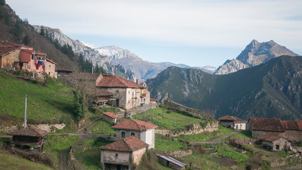 Fototapeta na wymiar Bandujo, pueblo medieval en montañas de Asturias