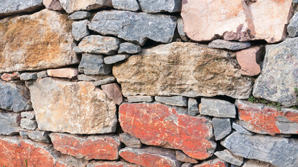 Muro de piedras multicolor en zona rural