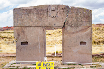Ruinas arqueológicas de Tiwanaku ubicada La Paz, Bolivia cerca al Lago Titicaca - obrazy, fototapety, plakaty
