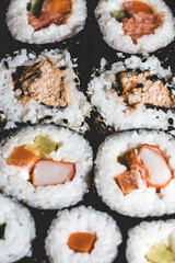 taca sushi jako przekąska z ryżem wodorostami i łososiem  © Henryk Niestrój