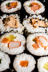 zestaw sushi z różnymi składnikami jako przekąska