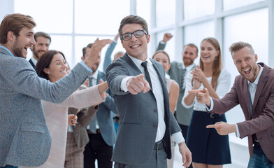 Obraz premium happy businessman standing in front of the business team and poi