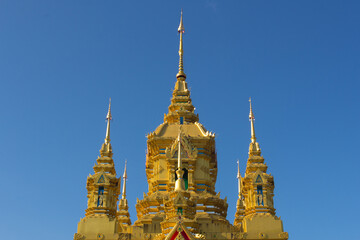 Fototapeta premium golden pagoda in wat ka maed chomthong