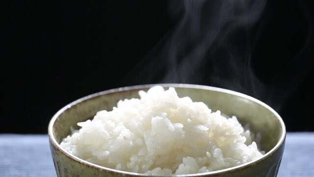 ご飯　湯気を出す新米の御飯