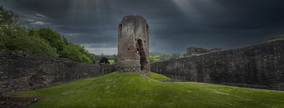 castkle, ruin, tower, dramatic, dark clouds, Monmouthshire, panorama, Skenfrith, skenfrith castle, UK, verenigd koninkrijk, wales, walls,