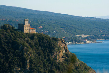 Italia, Toscana, Livorno, costa del mare a Calafuria  e castello Sonnino.