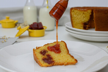 Broa de fubá com goiabada
