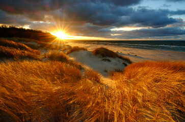 Fototapeta Piękny zachód słońca, nad wybrzeżem Morza Bałtyckiego, wydma ,plaża, morze obraz