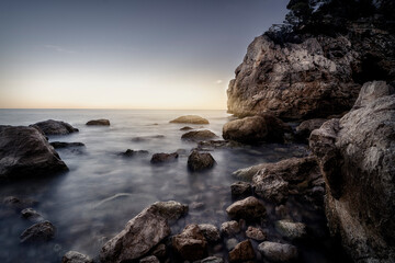 Fototapeta na wymiar Paisaje del mar con una costa de piedras en la Cala Moraig