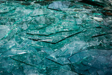 Zerbrochene Flachglasscheiben im Recycling Container