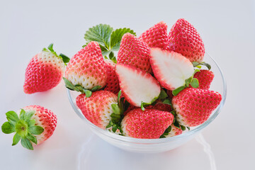 ガラスの器に入った新品種のイチゴ「とちあいか」　栃木i37号