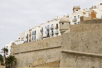 Peniscola, une ville touristique de la province de Castellon en Espagne, avec l'ancien village fortifi&eacute; qui se situe sur une presqu'&icirc;le , surplombant la mer m&eacute;diterran&eacute;e