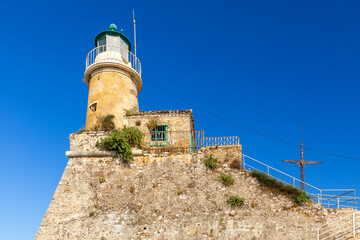 Fototapeta na wymiar Leuchtturm und Kreuz auf der Spitze der Alten Festung, Kerkyra, Korfu
