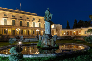 Statue vor dem Gouverneurspalast in Kerkyra, Korfu bei Nacht