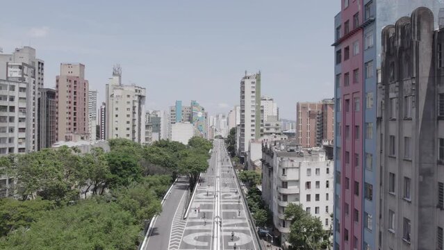 Imagem a&eacute;rea do centro da cidade em 4k