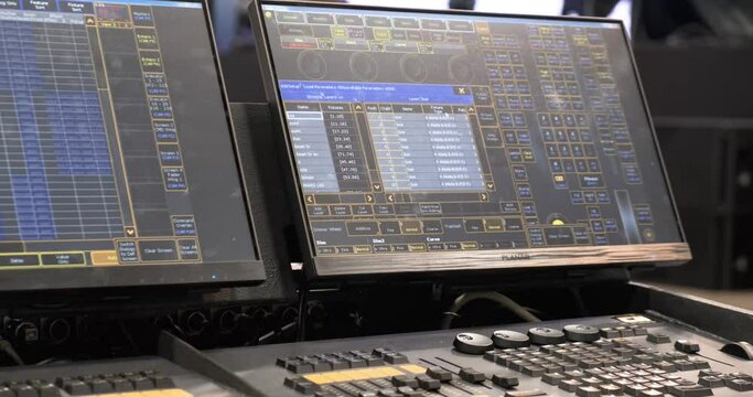 Pantallas de monitoreo de audio y sonido con consola de operaci&oacute;n