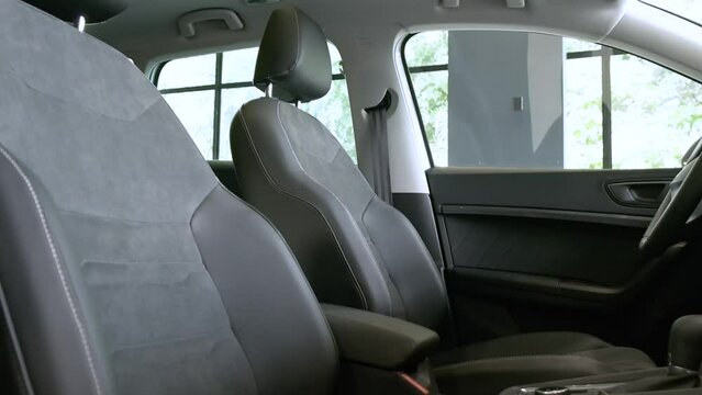 Asientos delanteros de un automovil nuevo, interior de un carro