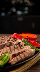 Fotografía corte de carne a la parilla acompañadas de salchichas y quesadillas. V5
