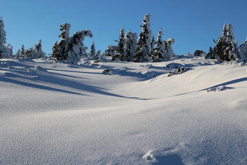 Zimowy mroźny krajobraz górski z tworami śnieżnymi