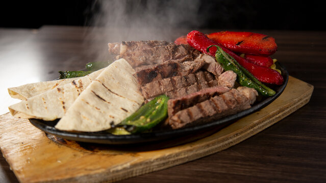 Fotograf&iacute;a corte de carne a la parilla acompa&ntilde;adas de salchichas y quesadillas. V3