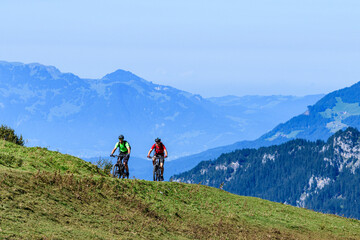 Fototapeta premium Anspruchsvolle Radtour im Montafon - Auffahrt ins Hochgebirge