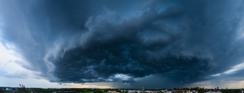 Heranziehende Wetterfront mit dunklen Regenwolken und wolkenbruchartigen Regenschauern