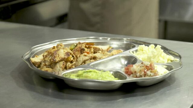Bandeja de comida Mexicana lista para servir con burritos