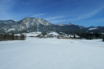 Winter im Tannheimertal mit Blick zur Ortschaft Grän, Läuferspitze, Schartschrofen, Gimpel und...