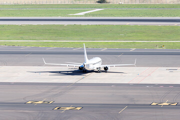 Avión posado en la pista de aterrizaje en el aeropuerto de Málaga, Andalucía, España