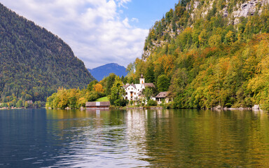 Fototapeta premium Scenic view of Lake Hallstatt and Castle Grub (Schloss Grub), heritage-protected, in Upper Austria.