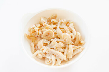 湯がいた鶏皮の細切り