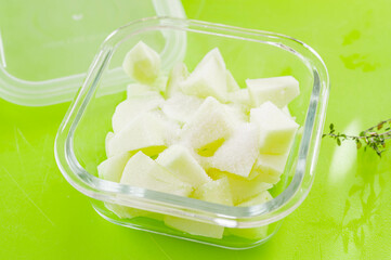 細かく切った青リンゴにかけたグラニュー糖