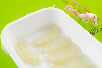 レンチンしたリンゴの薄切り