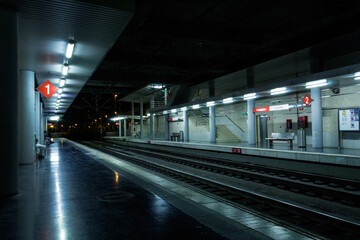 Estación vacía en la oscuridad