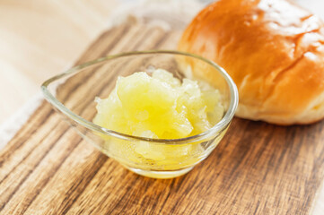 手作り青りんごのジャムとロールパン