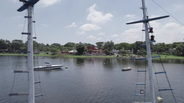 Drone sobrevoando represa onde pode ser visto alguns barcos ancorados