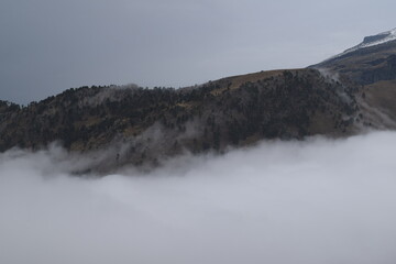 Paisaje de montaña con nubes