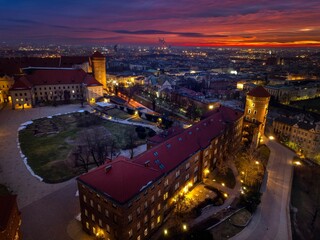 Widok Zamku Królewskiego na Wawelu o wschodzie słońca z drona