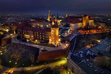 Fototapeta premium Widok Zamku Królewskiego na Wawelu o wschodzie słońca z drona