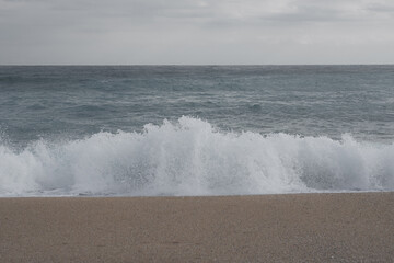 Fototapeta premium Playa de arena con las olas de fondo